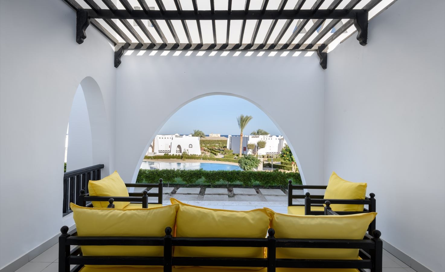 rooms-standard-room-pool-view